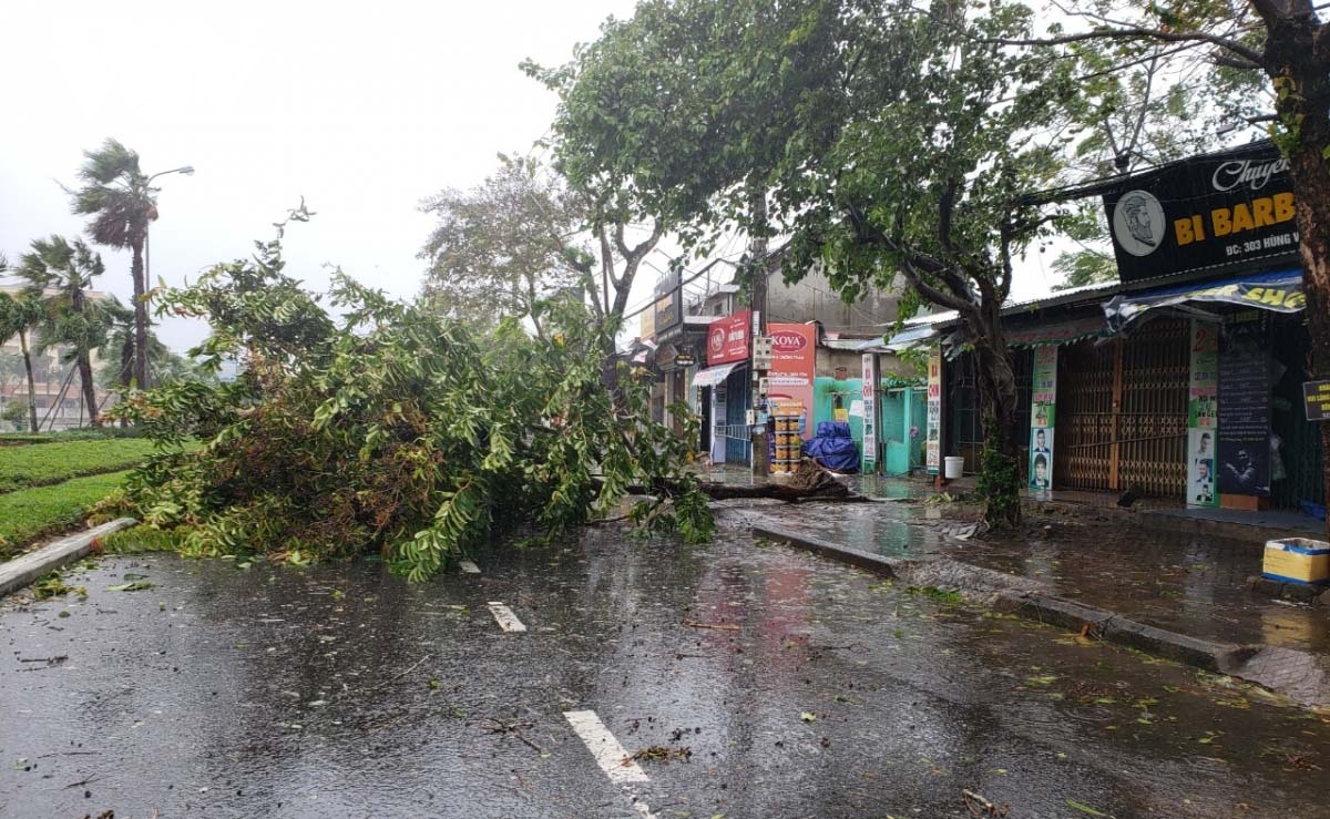 Typhoon Molave pounds central Vietnam, causes huge damage